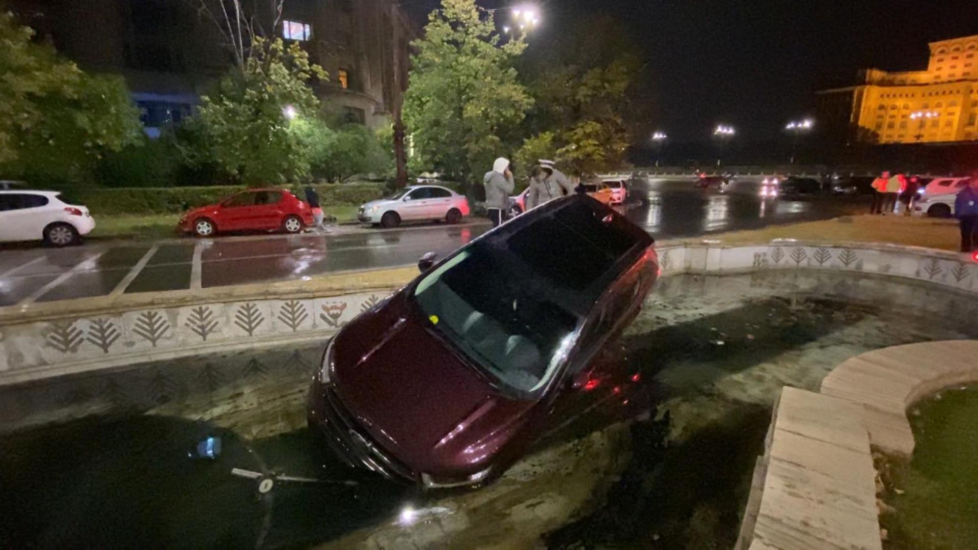 Un șofer începător a plonjat cu mașina într-o fântână arteziană din Capitală