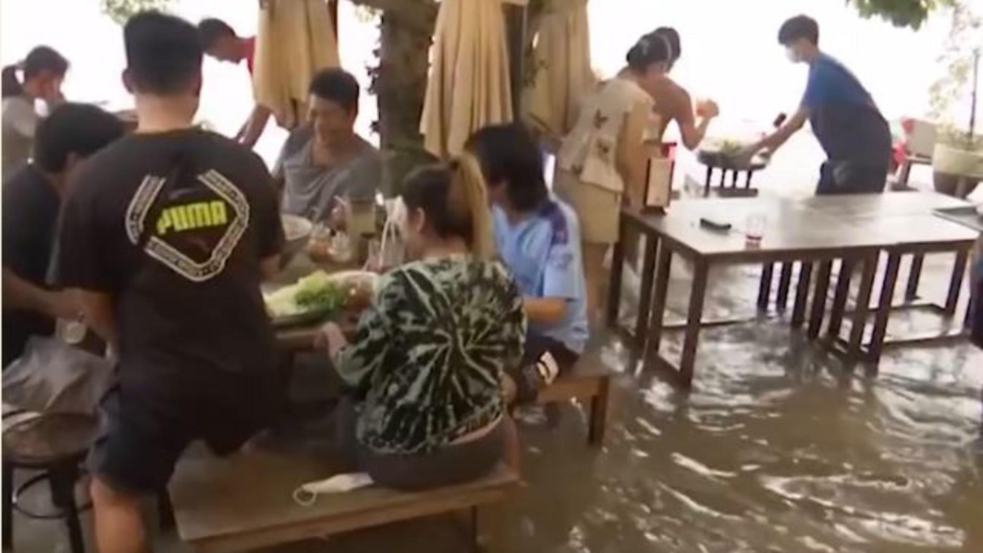 Un restaurant din Thailanda face valuri și la propriu și la figurat. Sursa foto: Captură video