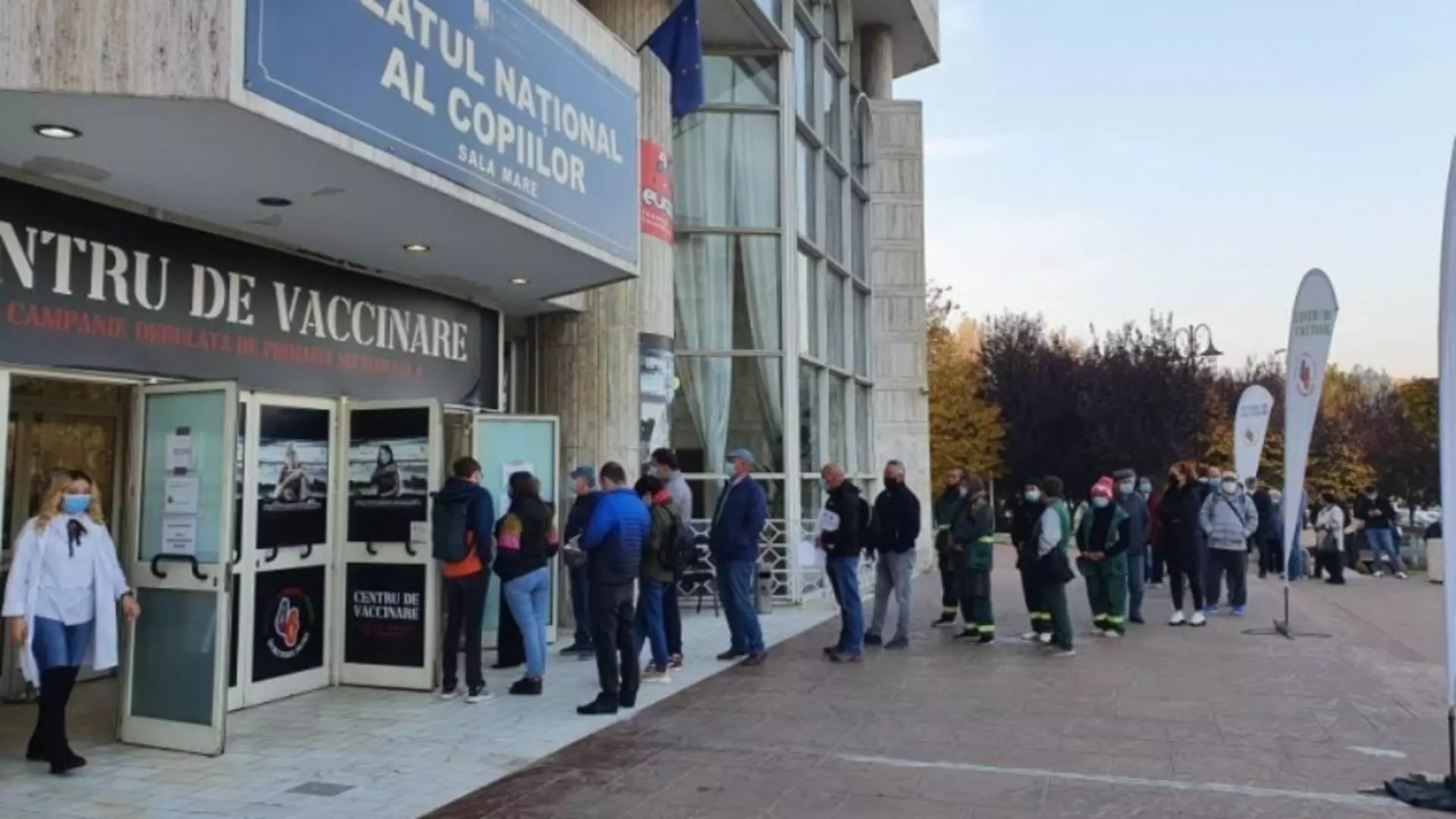 Coadă la un centru de vaccinare