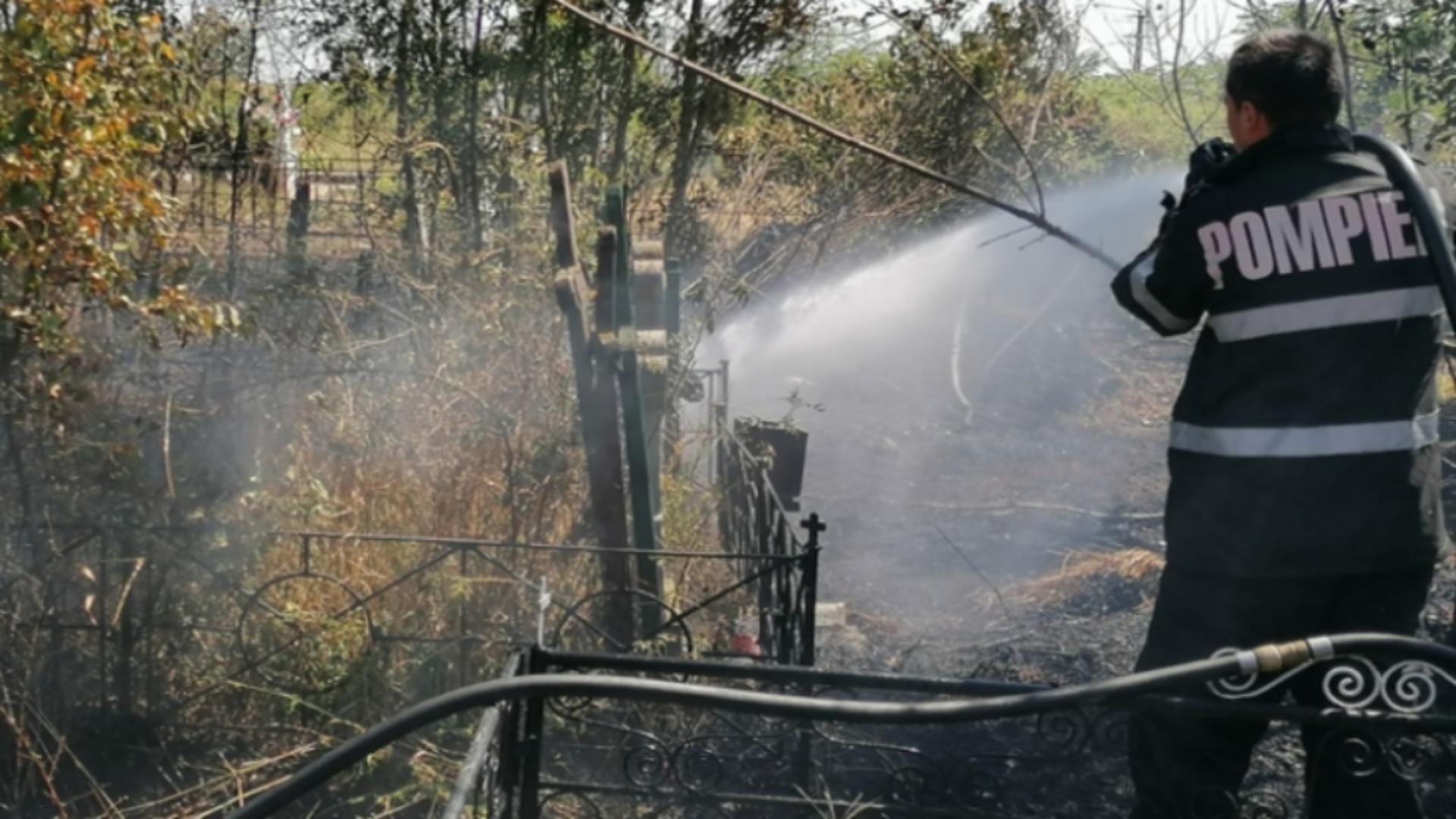 Incendiu la un cimitir in Oradea