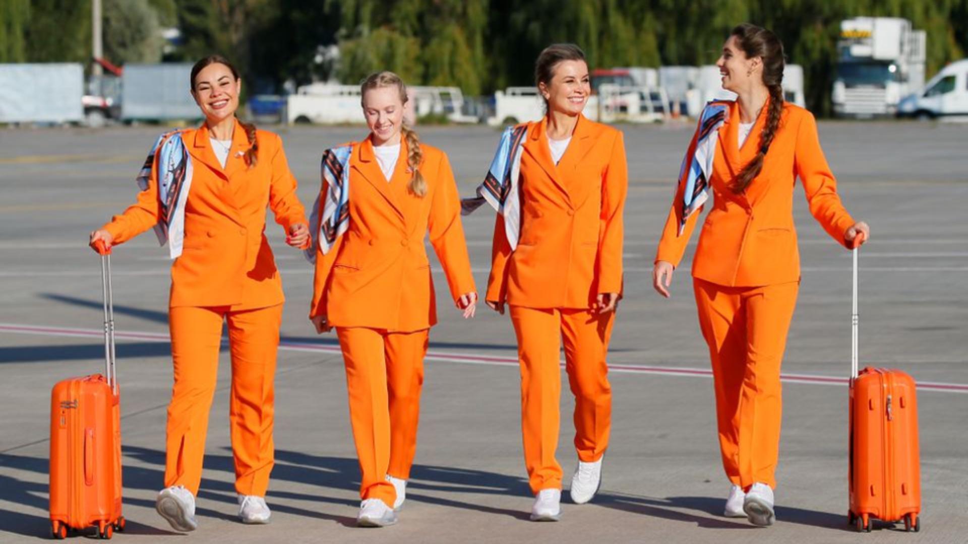 Stewardesele vor putea purta pantaloni și sacou și pantofi sport albi. Sursa foto: Reuters