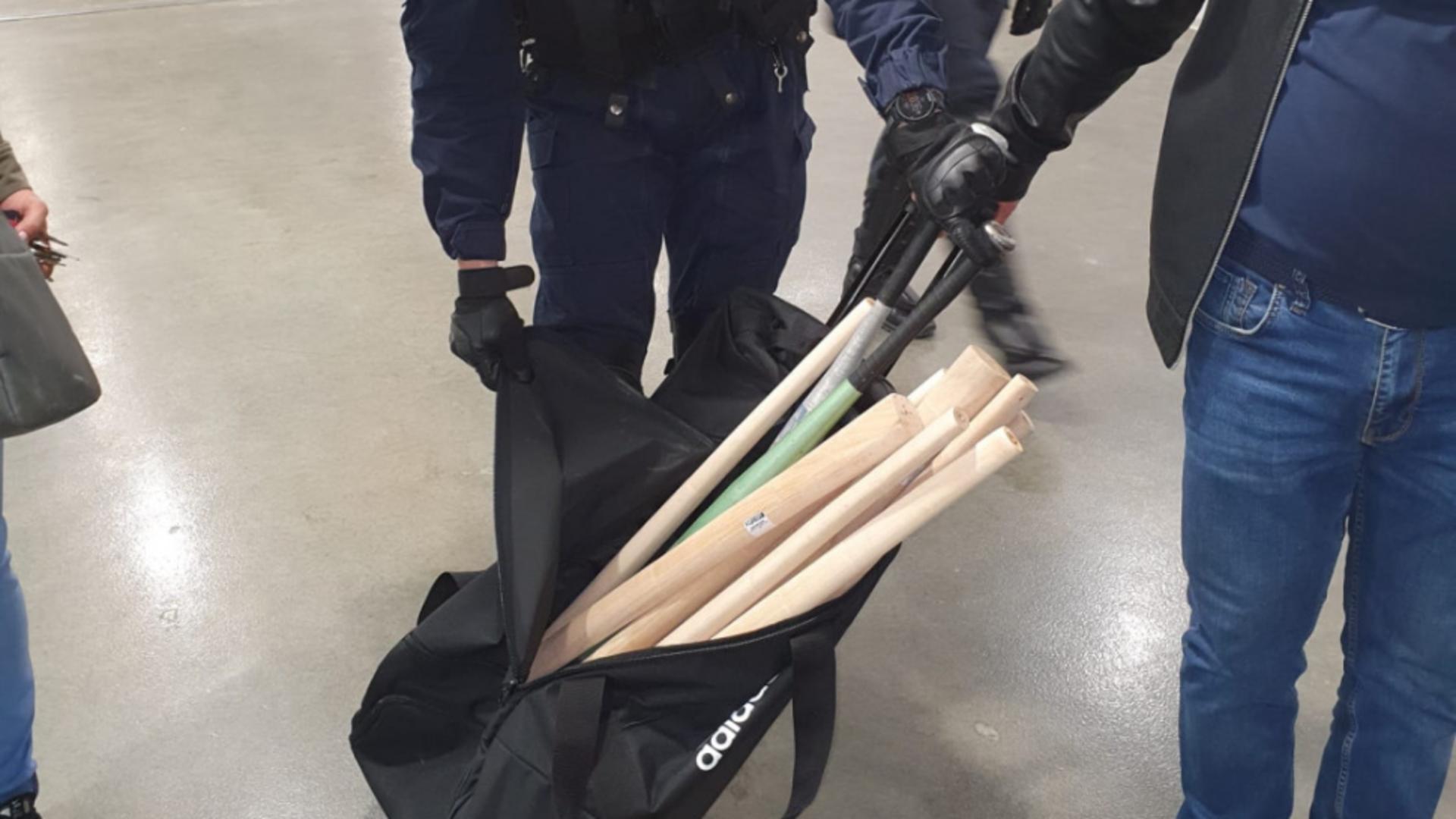 Captură impresionantă la Craiova! Jandarmii au confiscat genți pline cu bâte și materiale pirotehnice 