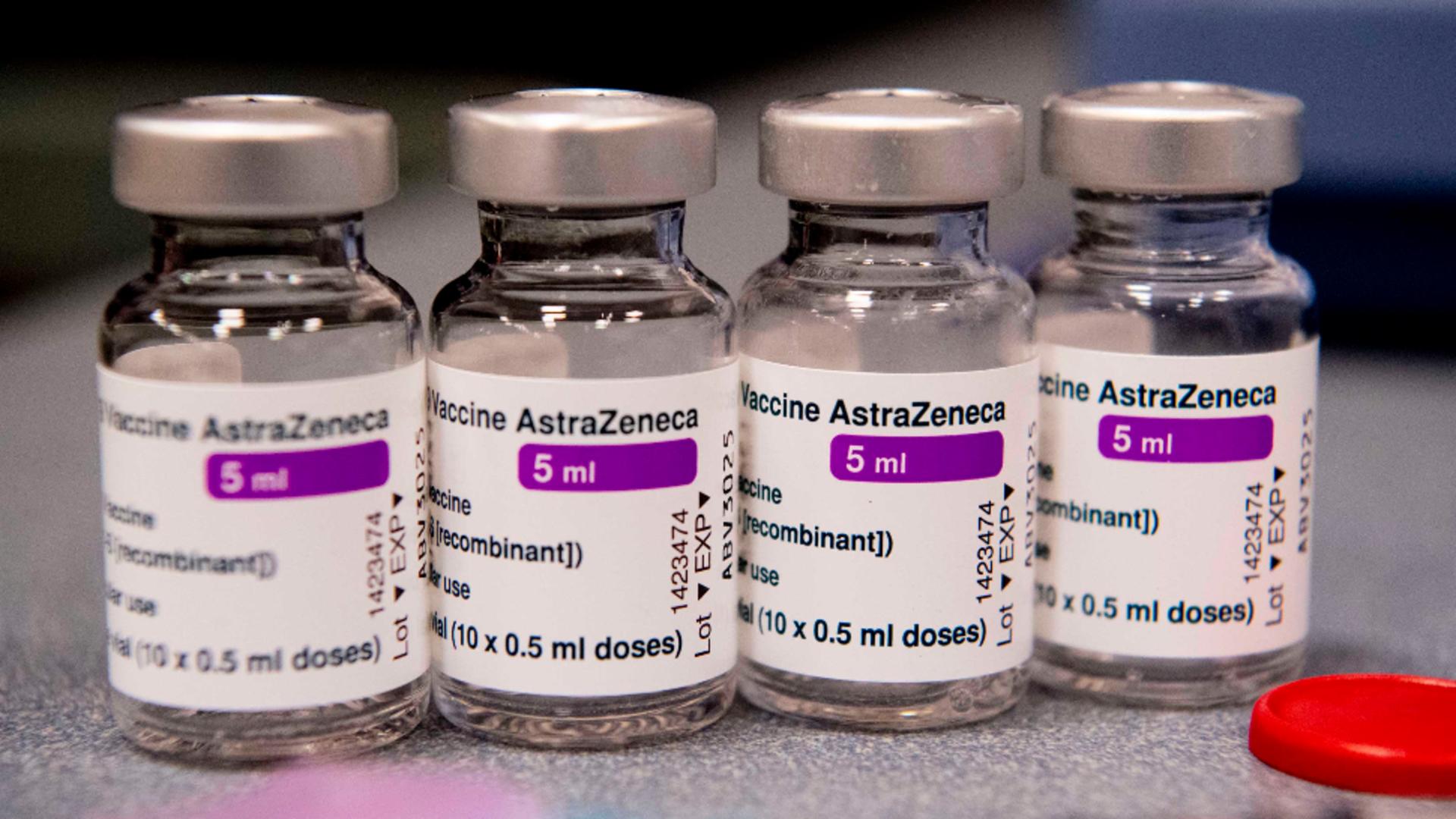Mai mulți români au fost imunizați, din greșeală, cu AstraZeneca / Foto: Profi Media