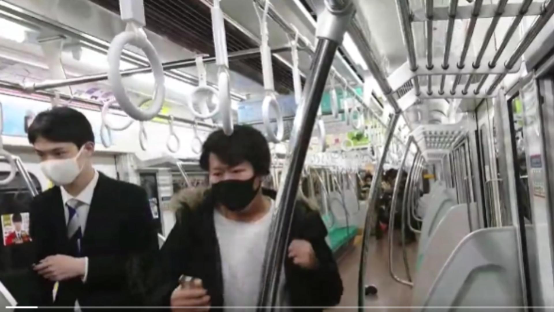 portable Pitfalls vitamin 15 oameni, ÎNJUNGHIAȚI într-un metrou din Japonia. Agresorul a dat foc  trenului după atac