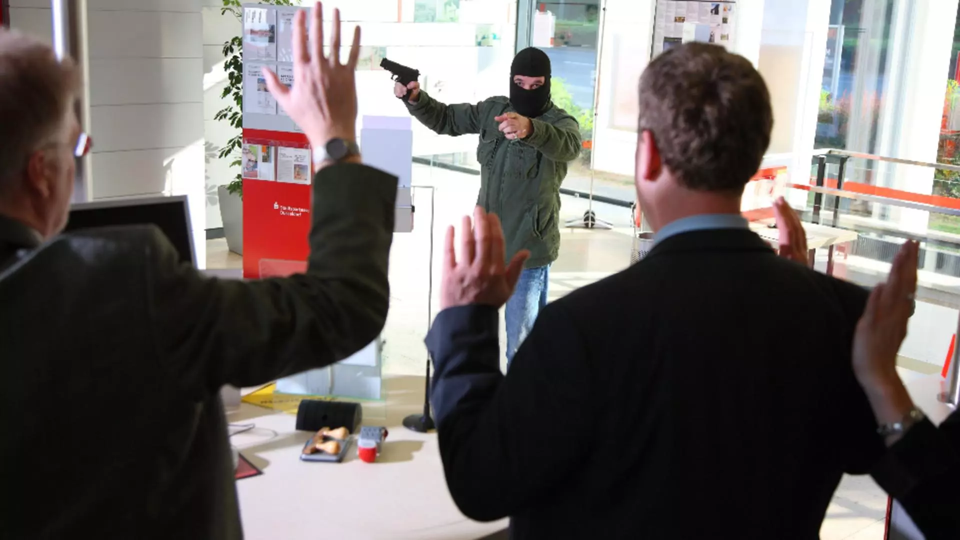 Furt la o bancă din Brăila. Hoțul a reușit să fugă cu banii. Foto/Profimedia