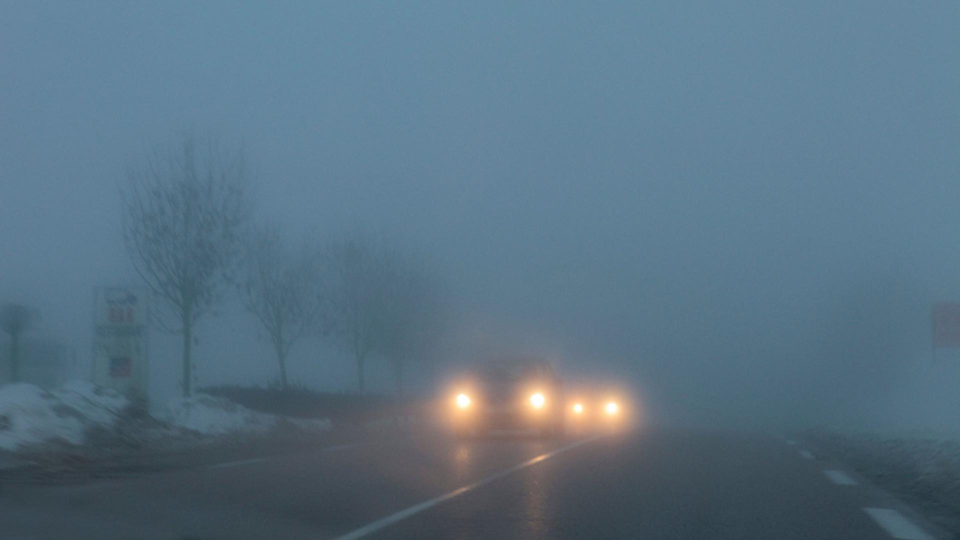 Ceața s-a instalat pe șoselele din vestul țării. Vizibilitatea este sub 200 m. Foto/Profimedia