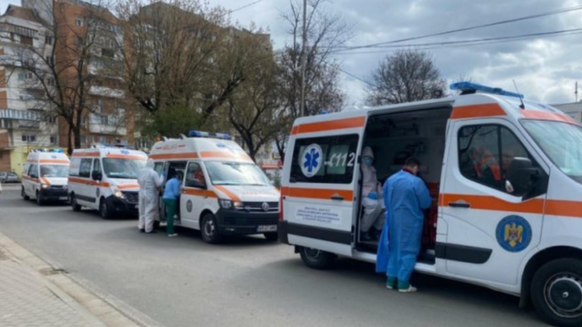 Ambulanțe cu bolnavi COVID așteptă la coadă (sursă. Ziarul de Iași)