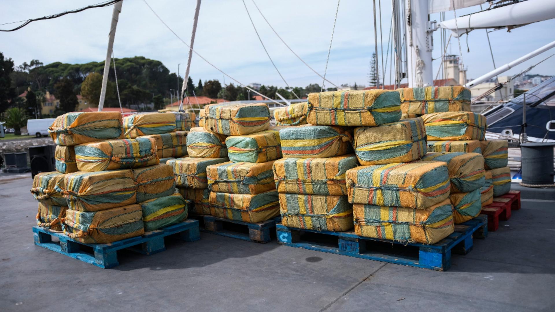 5,2 tone de droguri descoperite pe o ambarcațiune cu pânze. Foto/Profimedia
