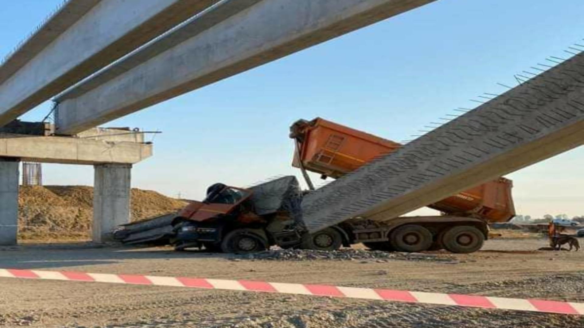 Grinda unui pod de pe Drumul Expres Craiova-Piteşti, căzută peste un camion