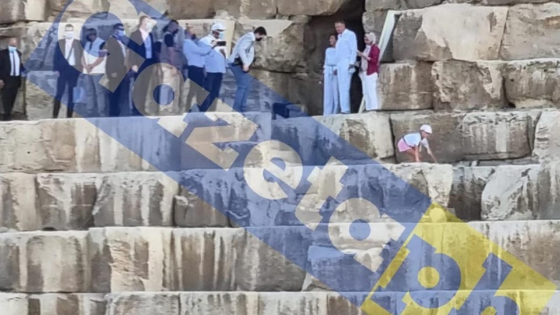 În plină criză, Iohannis se pozează, relaxat, la Piramide