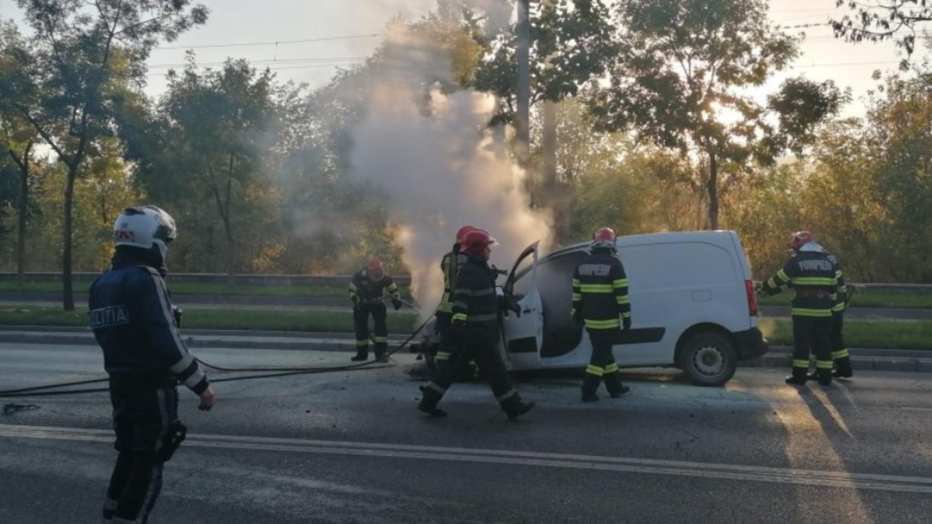 Incendiu în Capitală: O mașină a luat foc, pe o șosea aglomerată din Pipera