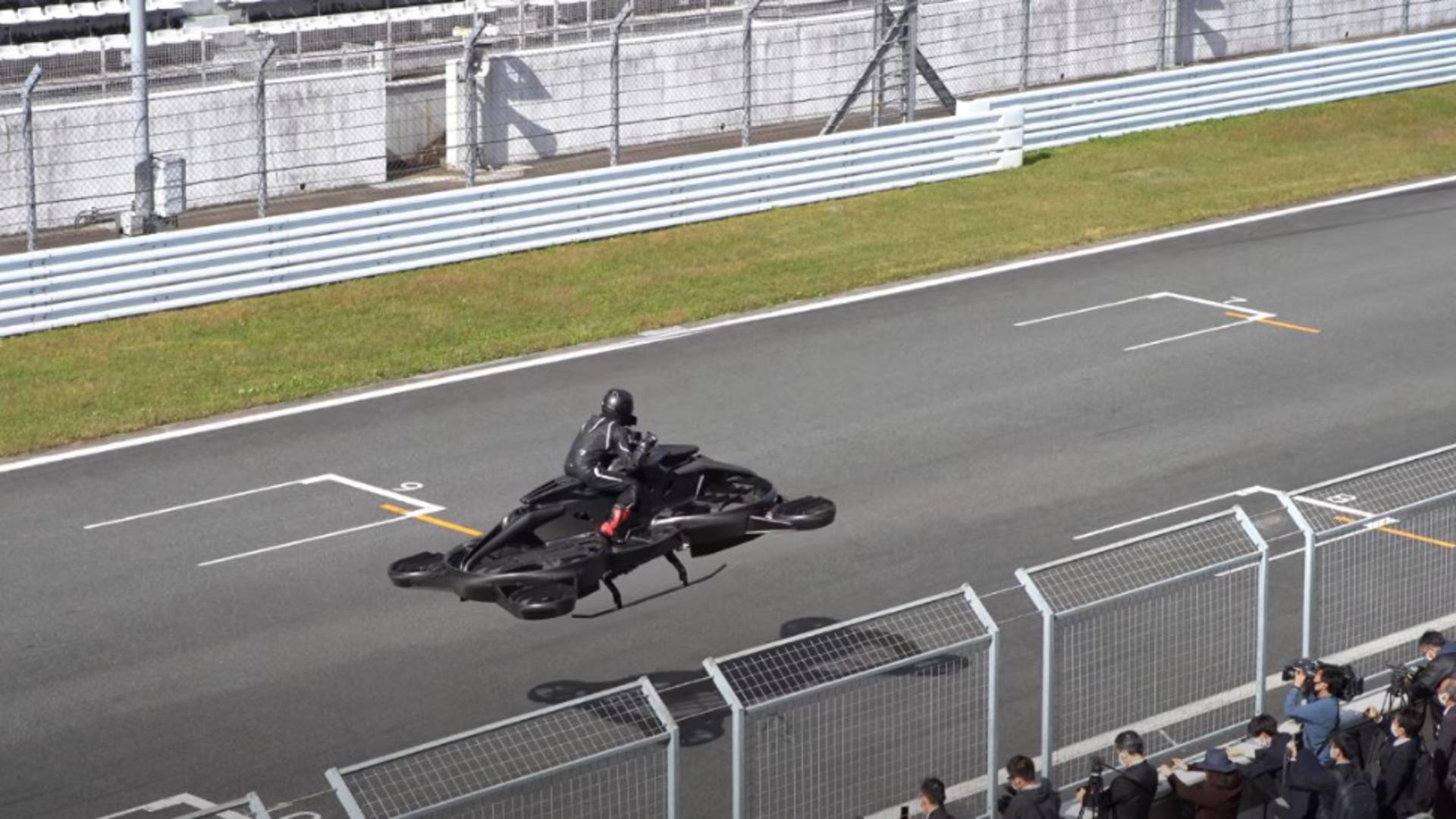 Japonezii au inventat motocicleta zburătoare. Foto/Captură video