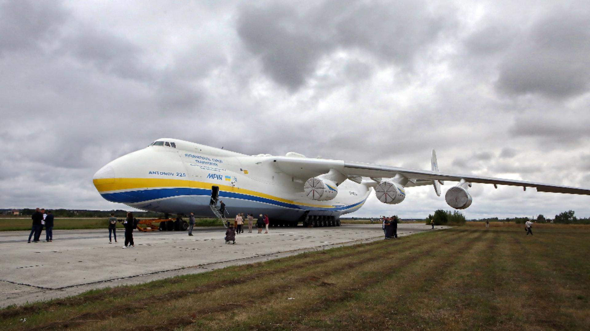 Cel mai mare avion cargo din lume va ateriza joi în România. Foto: Profi Media