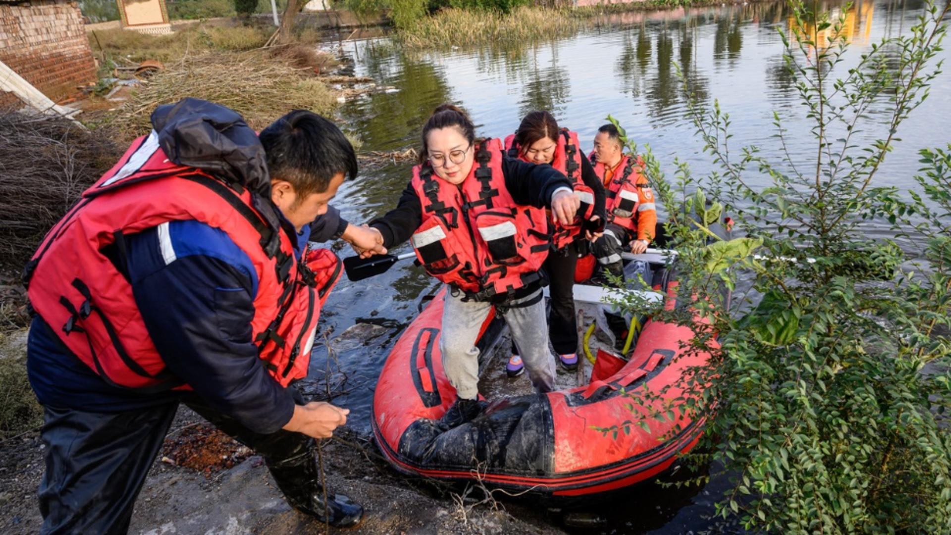 Cel puţin 15 persoane au murit în urma inundaţiilor din nordul Chinei. Sursa foto: Profi Media