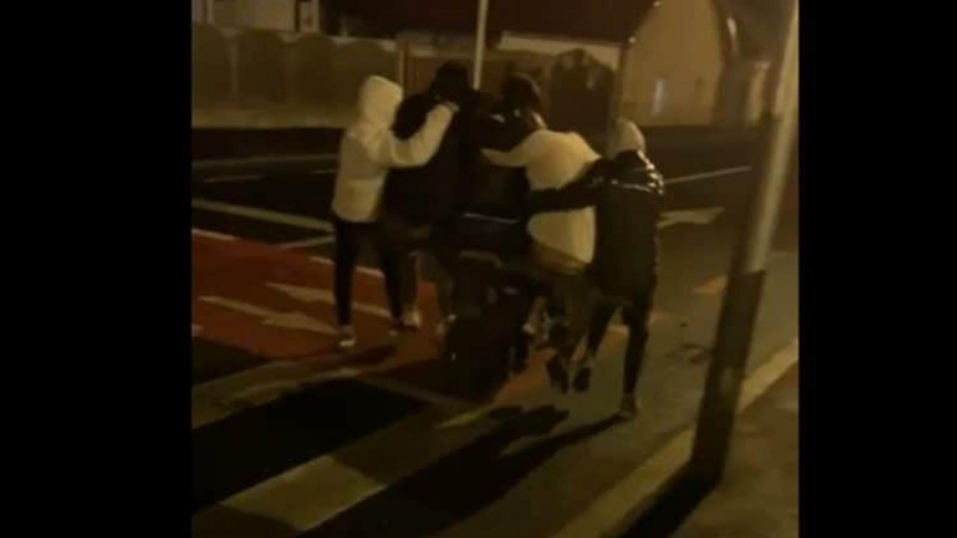 6 tineri, filmați când mergeau înghesuiți pe un scuter, în Sibiu
