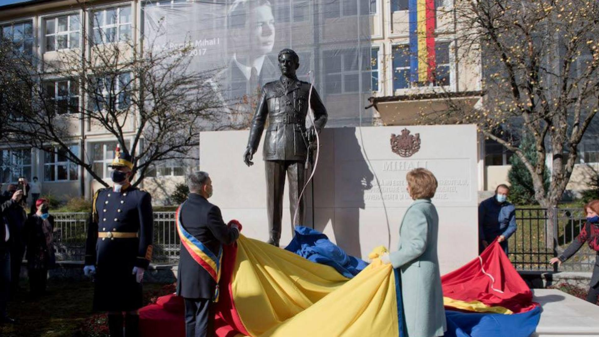 Statuia Regelui Mihai I, dezvelită la Sinaia, la 100 de ani de la nașterea fostului suveran Foto: Facebook.com