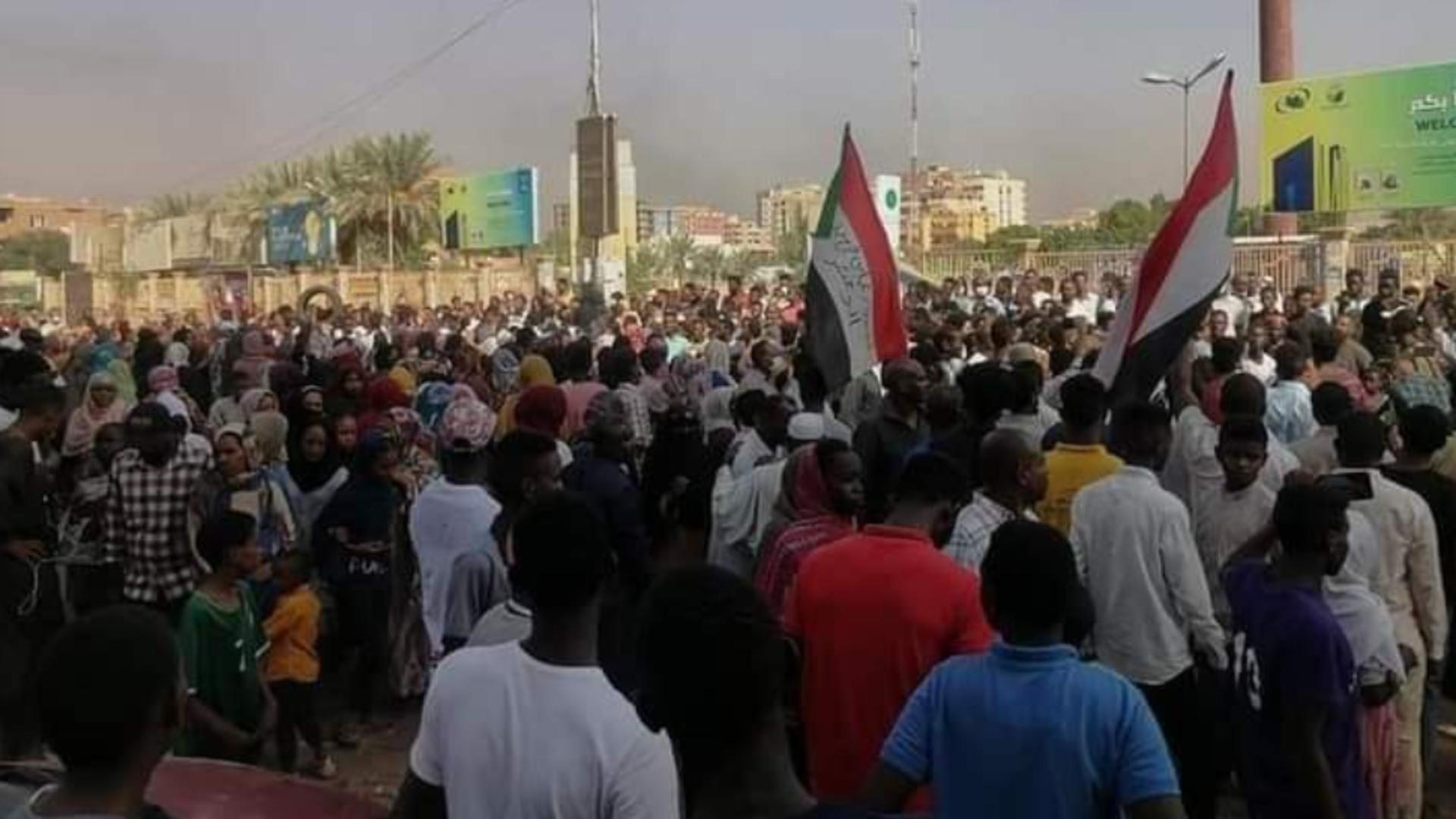 HAOS în Sudan după lovitura de stat! Premierul și soția sa, ARESTAȚI de militari - SUTE de oameni protestează