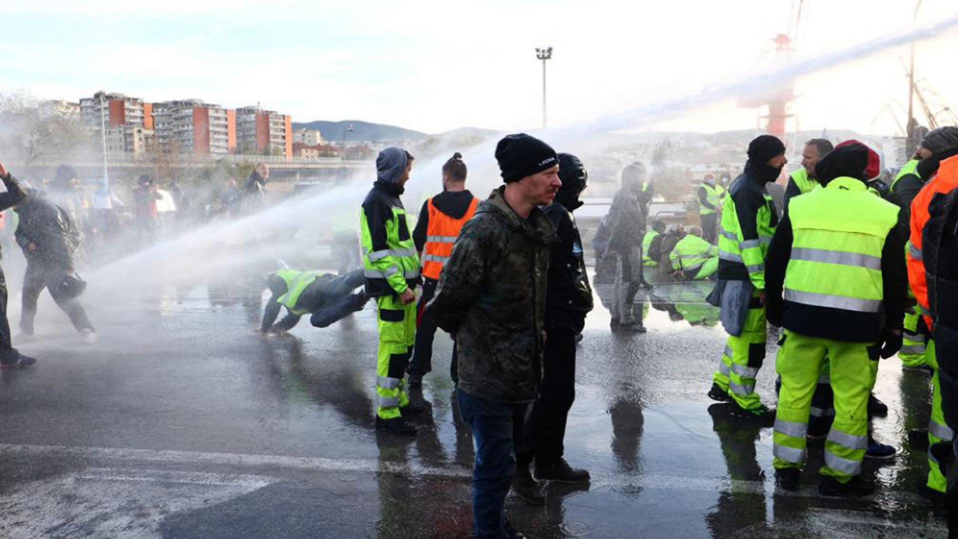 Intervenție în forță a poliției italiene pentru dispersarea manifestanților. Foto/Profimedia