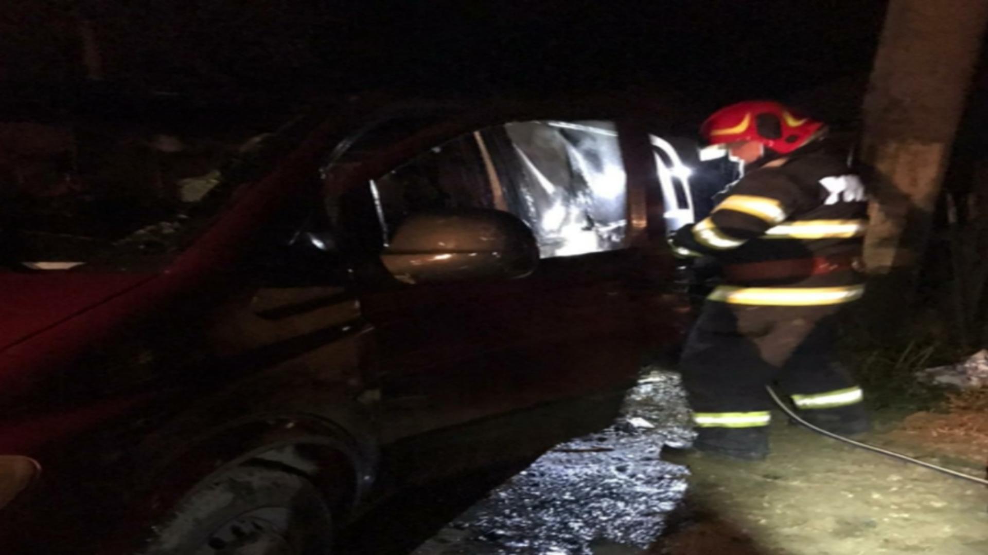 Mașină incendiată în miez de noapte în orașul Măcin