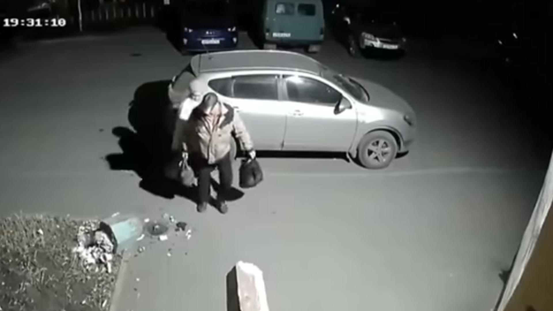 Bătrâni care dărâmă un coș de gunoi / Captură video