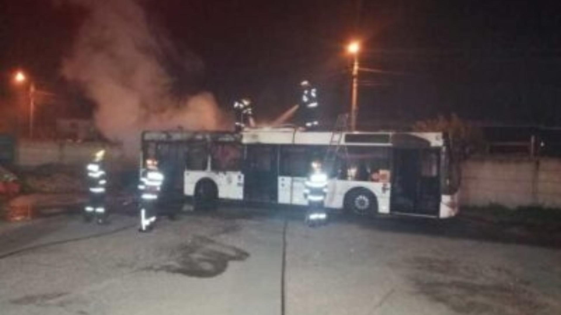 Panică în Craiova: un autobuz a luat foc în autobază / Foto: cronicaolteniei.ro