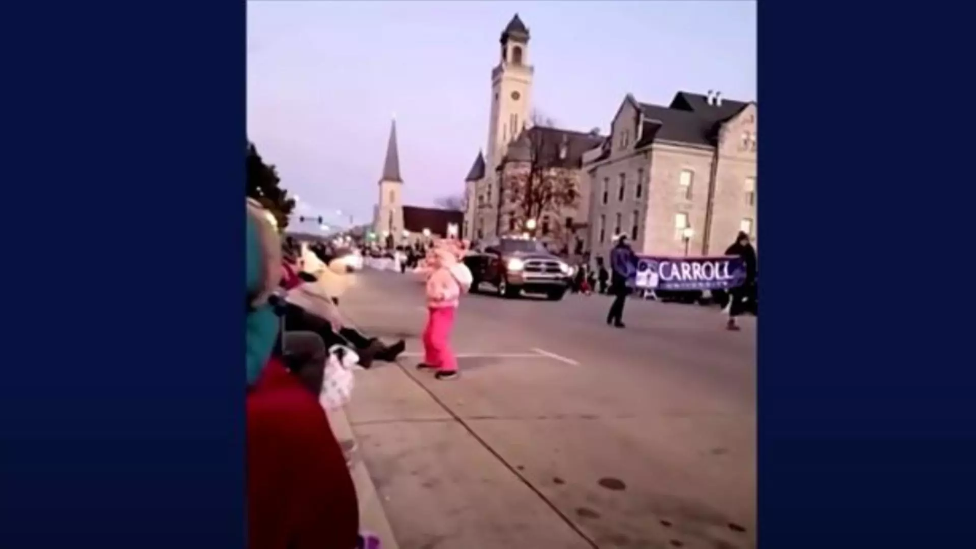 Momentul în care o mașină a intrat direct în mulțime. Captură video