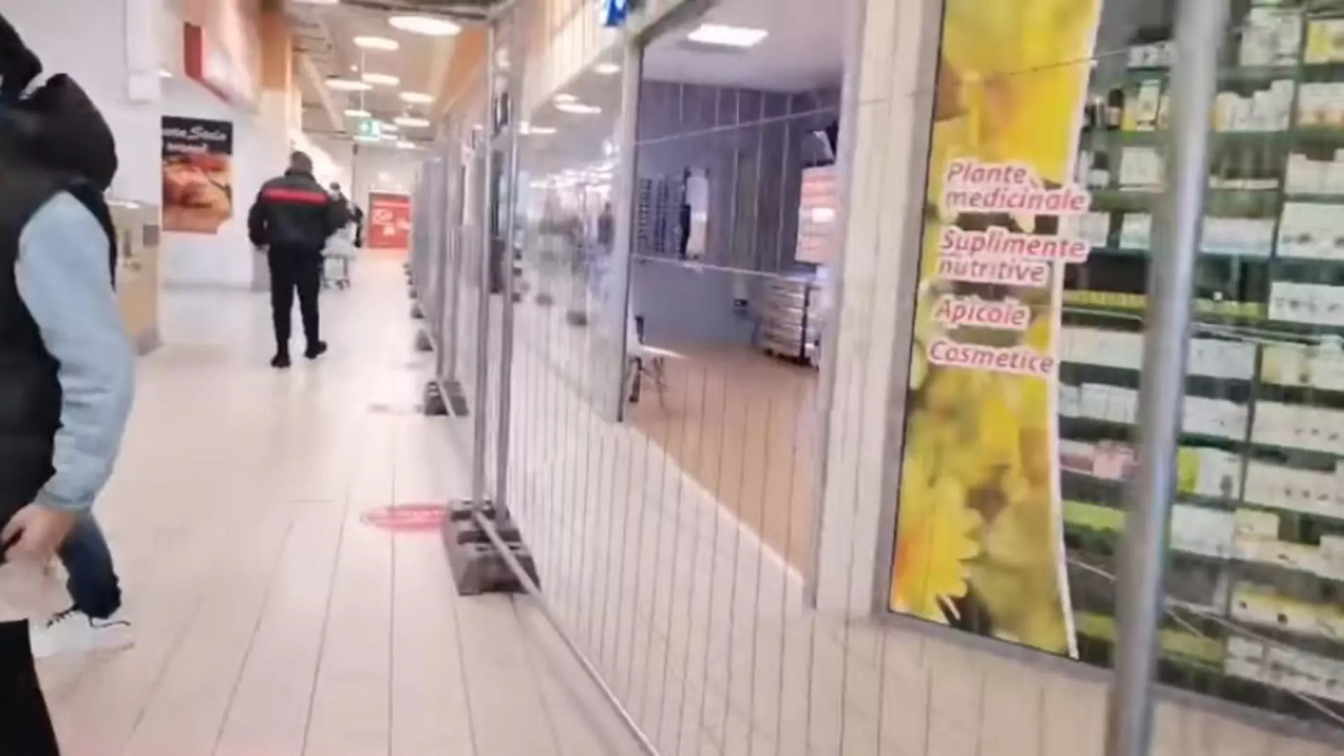 Gard metalic în supermarket. Vaccinaţii şi nevaccinaţii intră separat - Captură video