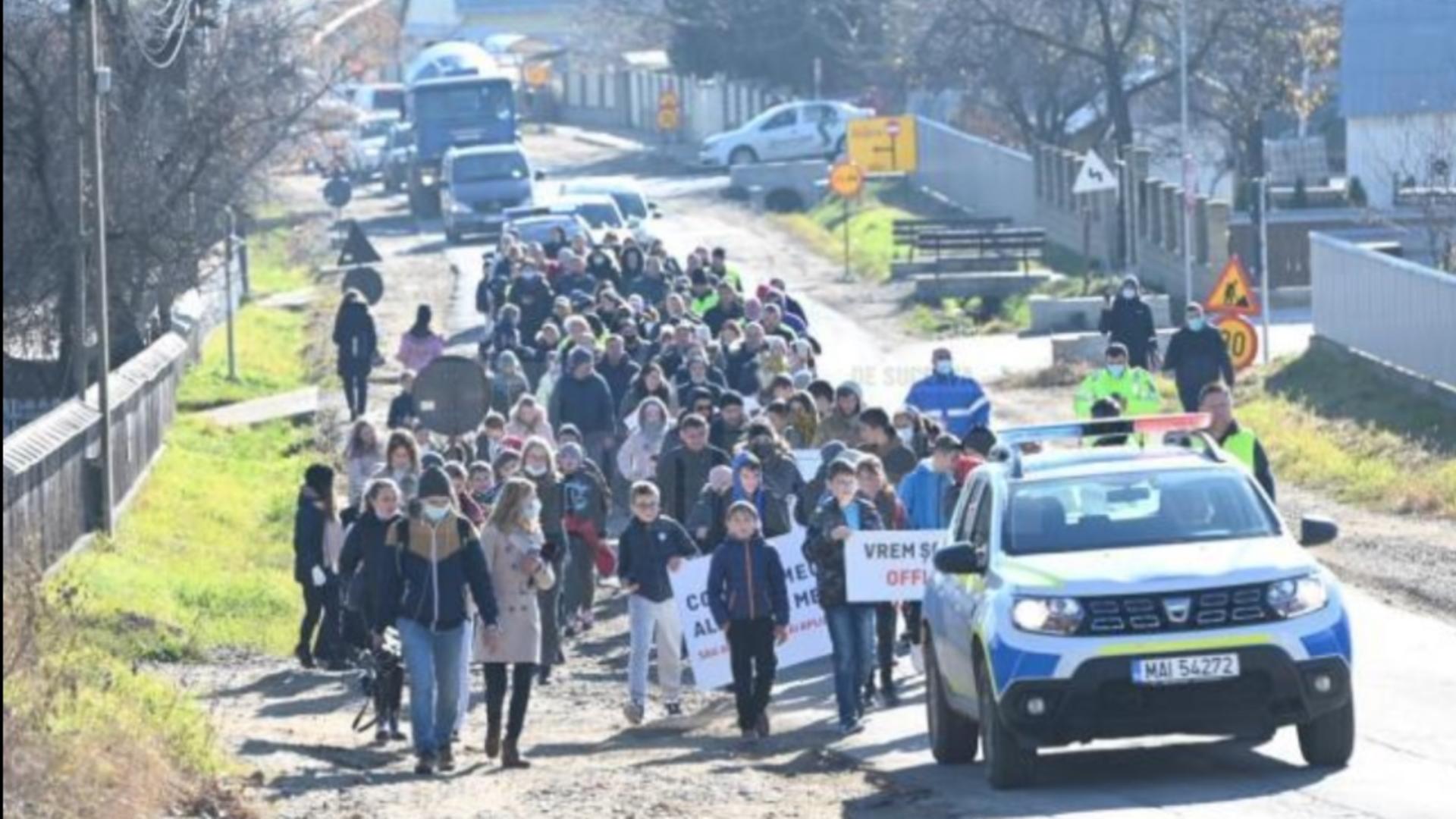 Zeci de copii la un protest față de învățământul online (10 noiembrie)