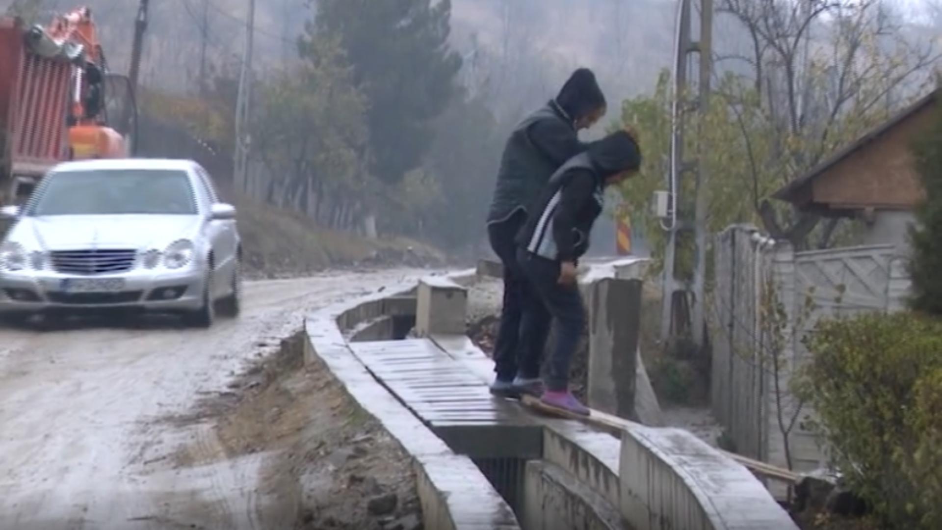 Localnici blocați în case în localitatea Terpezița din judeţul Dolj / Captură video