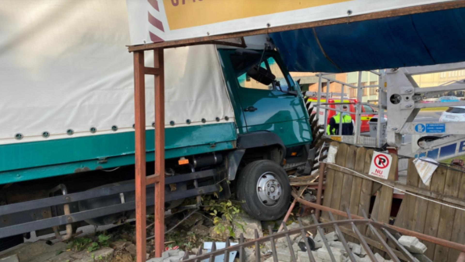 Un camion a ieşit de pe drum şi a rupt o ţeavă de gaz, în Cluj