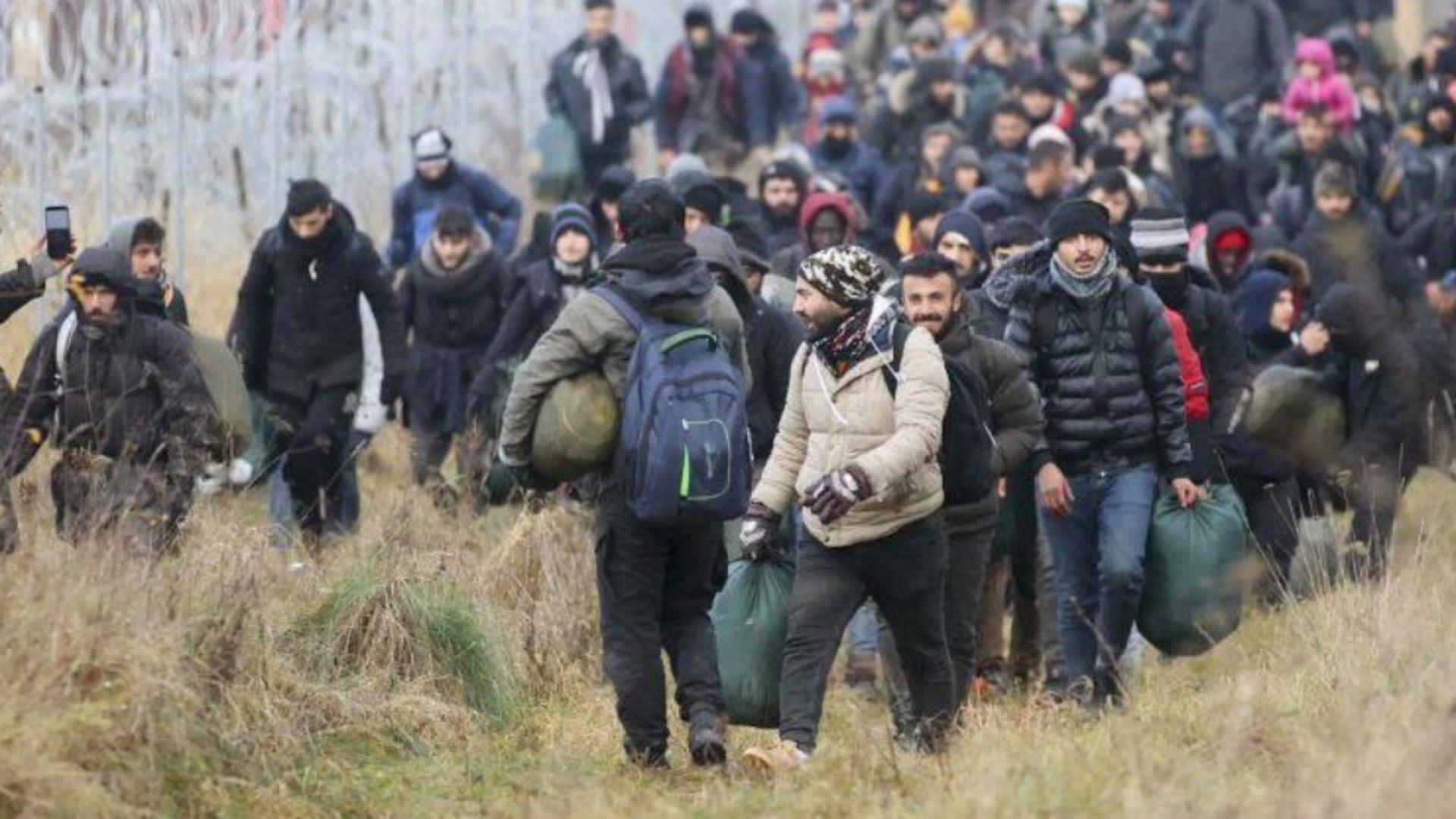 Migranti către granița cu Polonia FOTO: Profimedia