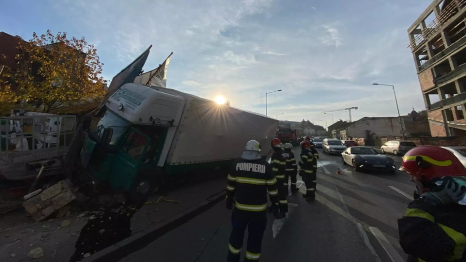Un camion a ieşit de pe drum şi a rupt o ţeavă de gaz, în Cluj