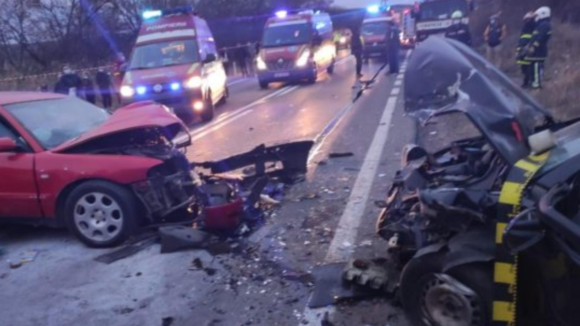 Impact NIMICITOR în Mureș: 1 MORT și 1 RĂNIT, după ciocnirea a 3 mașini Foto: ISU Mureș