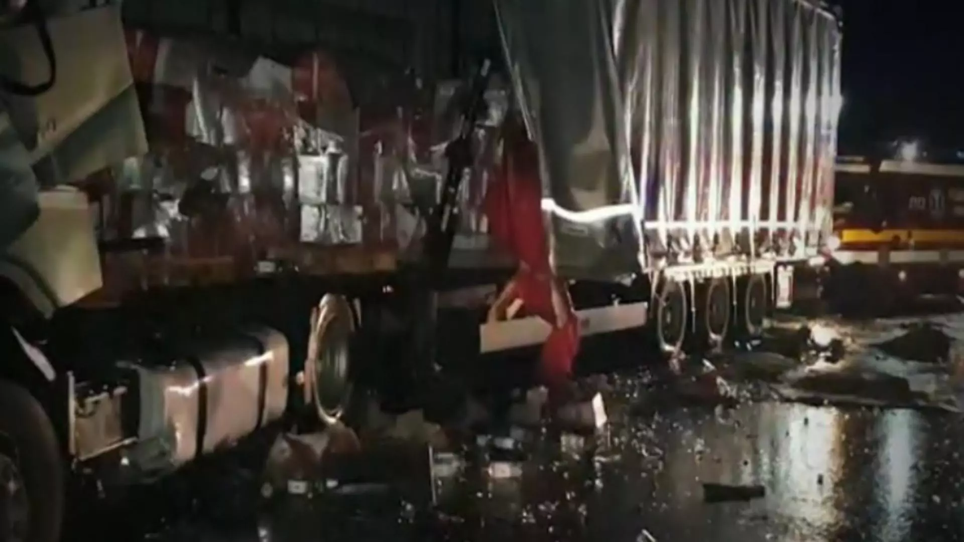 Impact violent între două TIR-uri: două victime