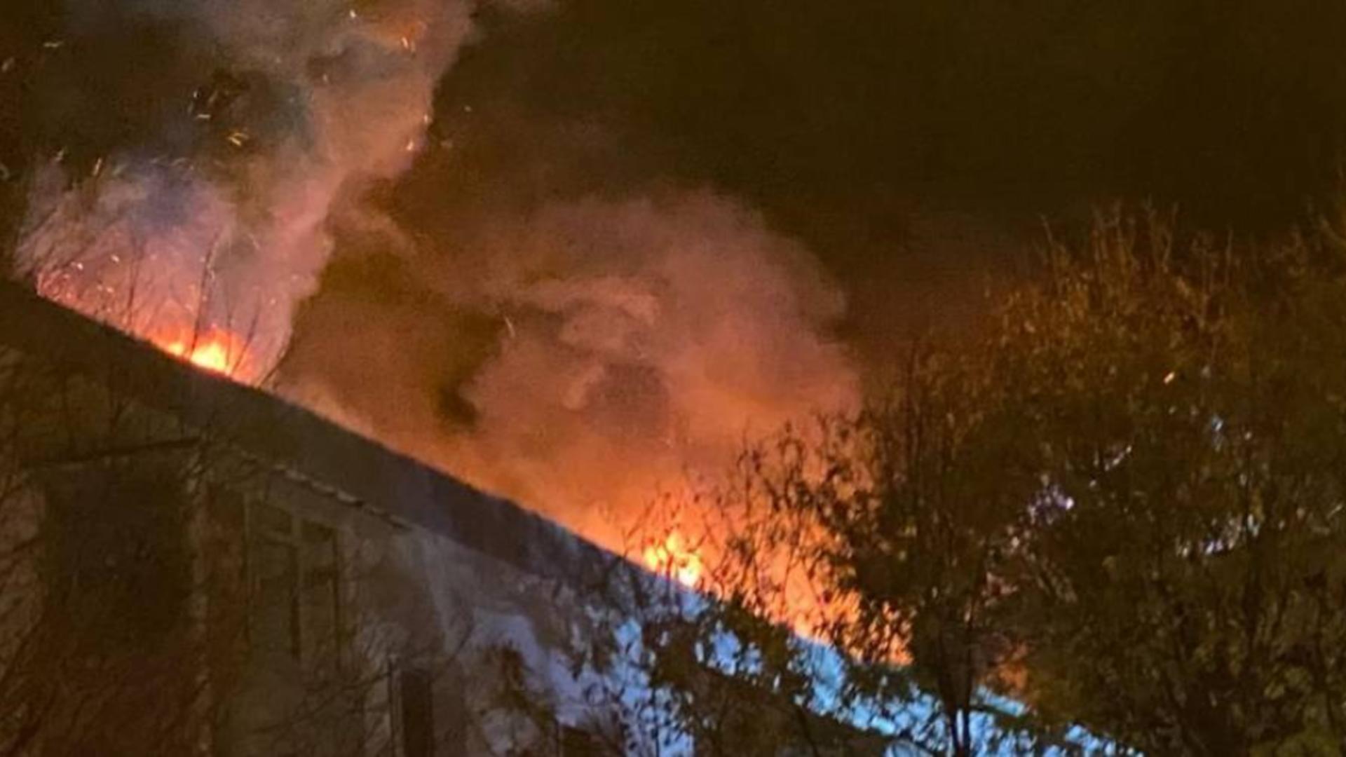 Incendiu violent la acoperişul unui bloc din Slatina