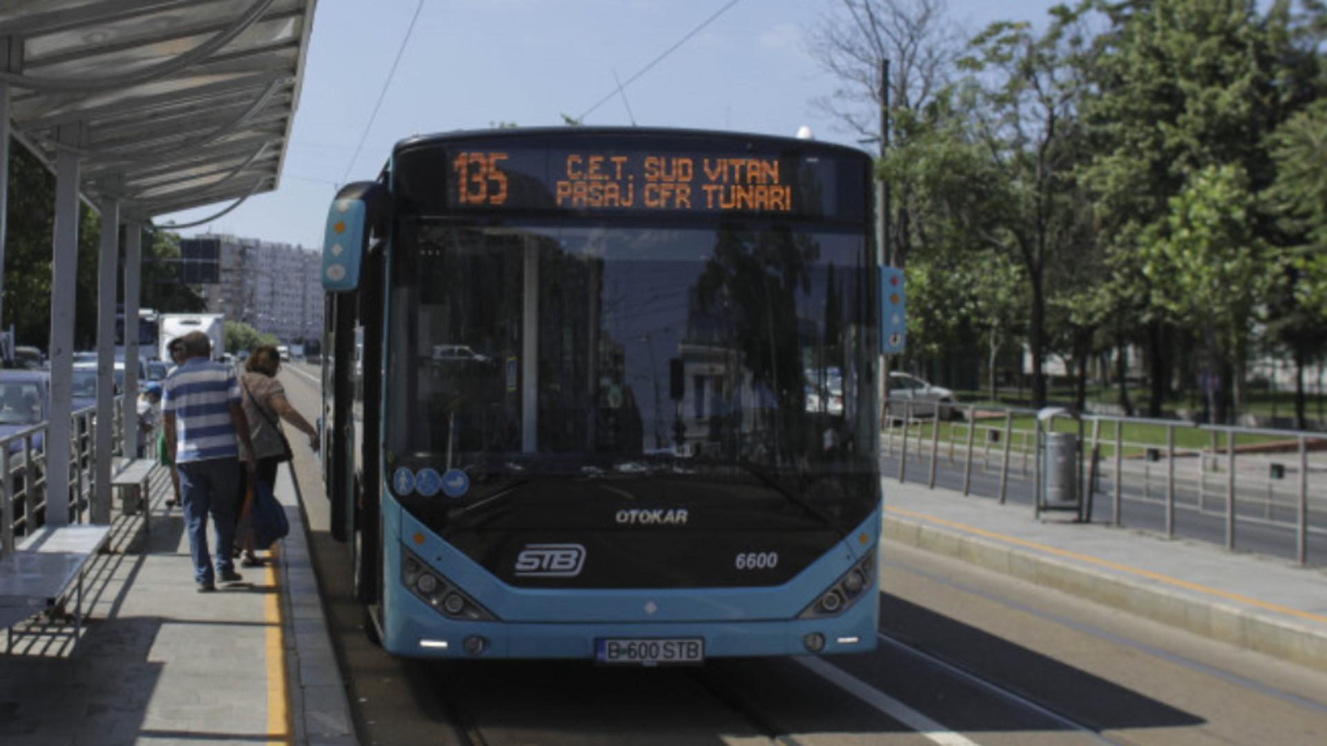 AGLOMERAȚIE infernală în Capitală - Autobuzele NU mai circulă pe liniile de tramvai după Crăciun 2021