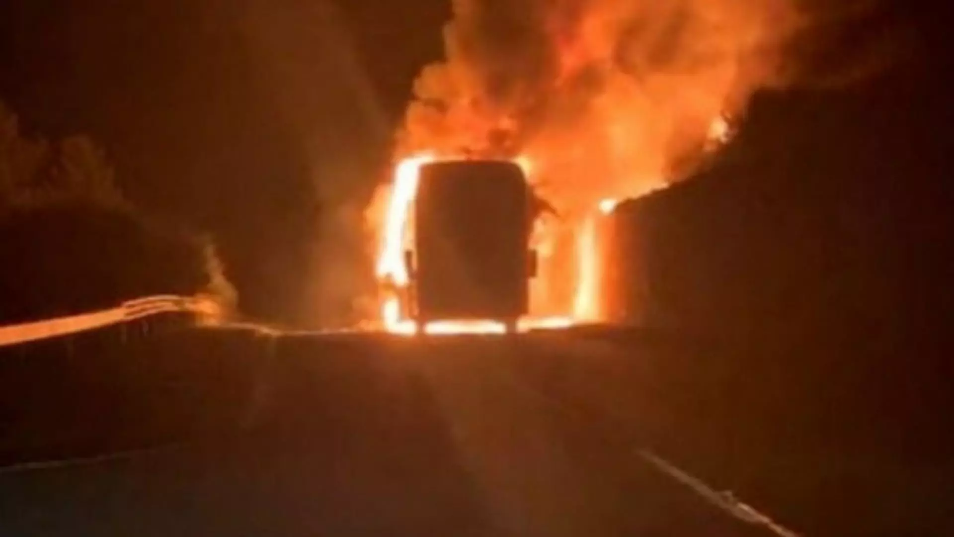 Un autocar a luat foc