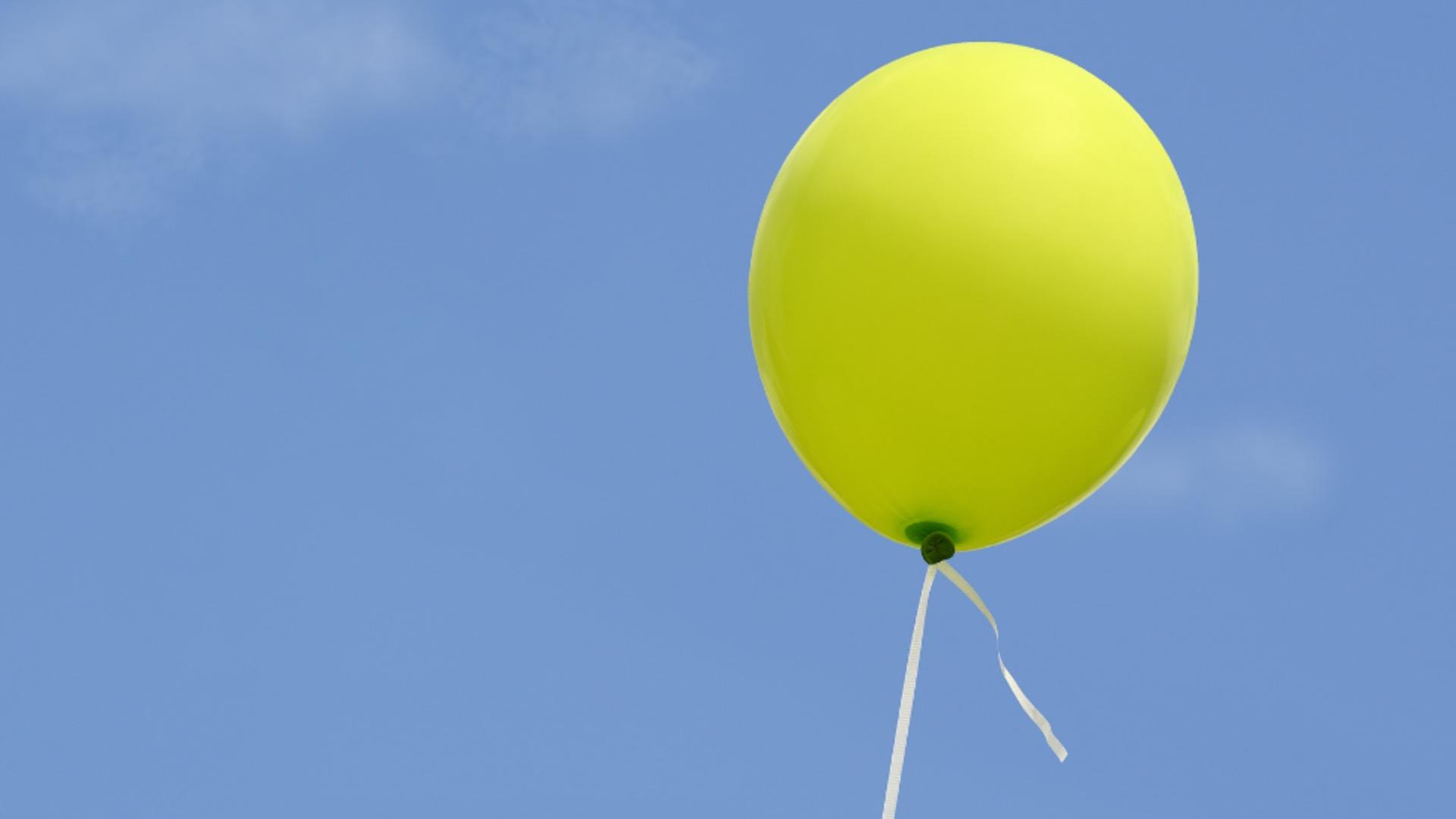 Un copil de doar 1 an a murit după ce s-a înecat cu un balon