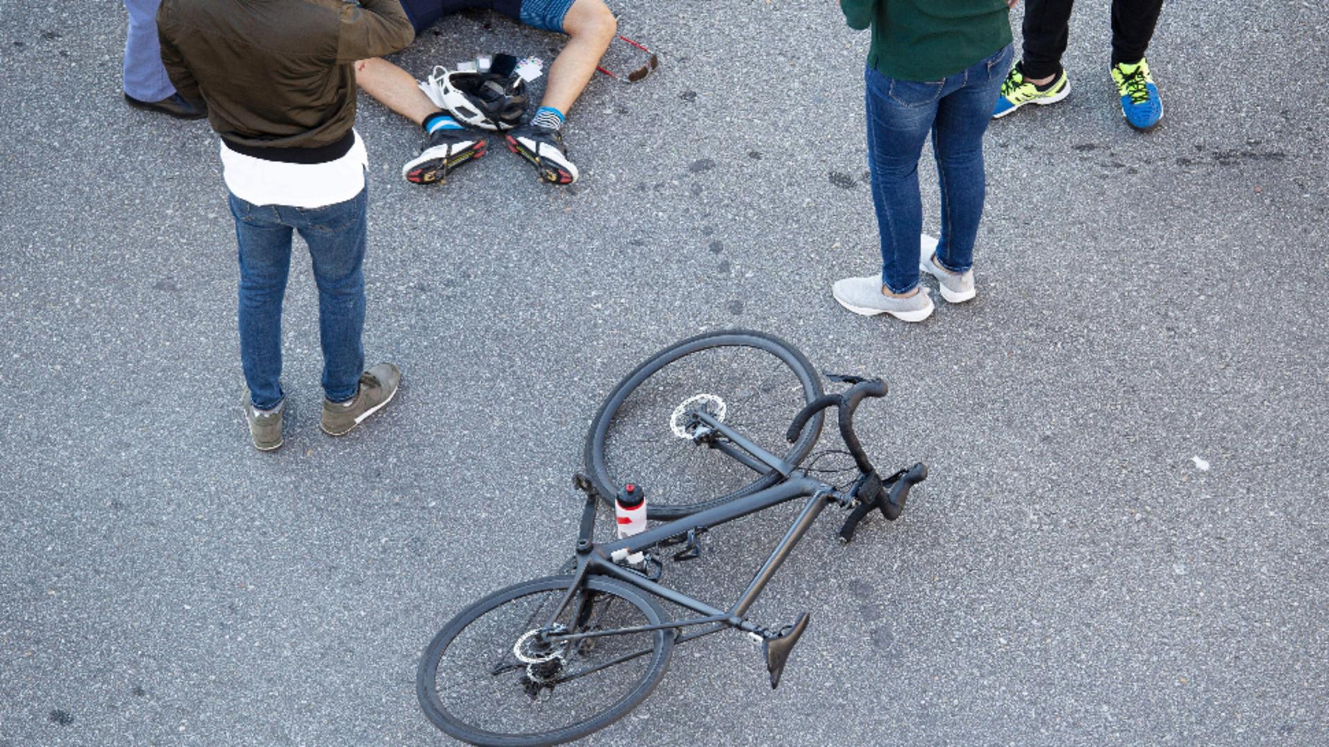 Biciclist grav rănit de o mașină de poliție. Foto/Profimedia
