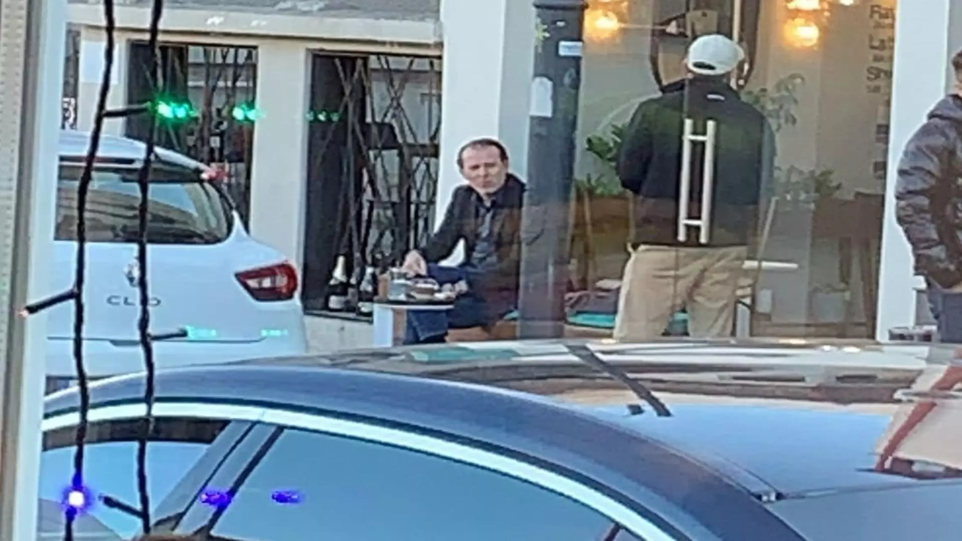 Florin Cîțu singur la cafenea
