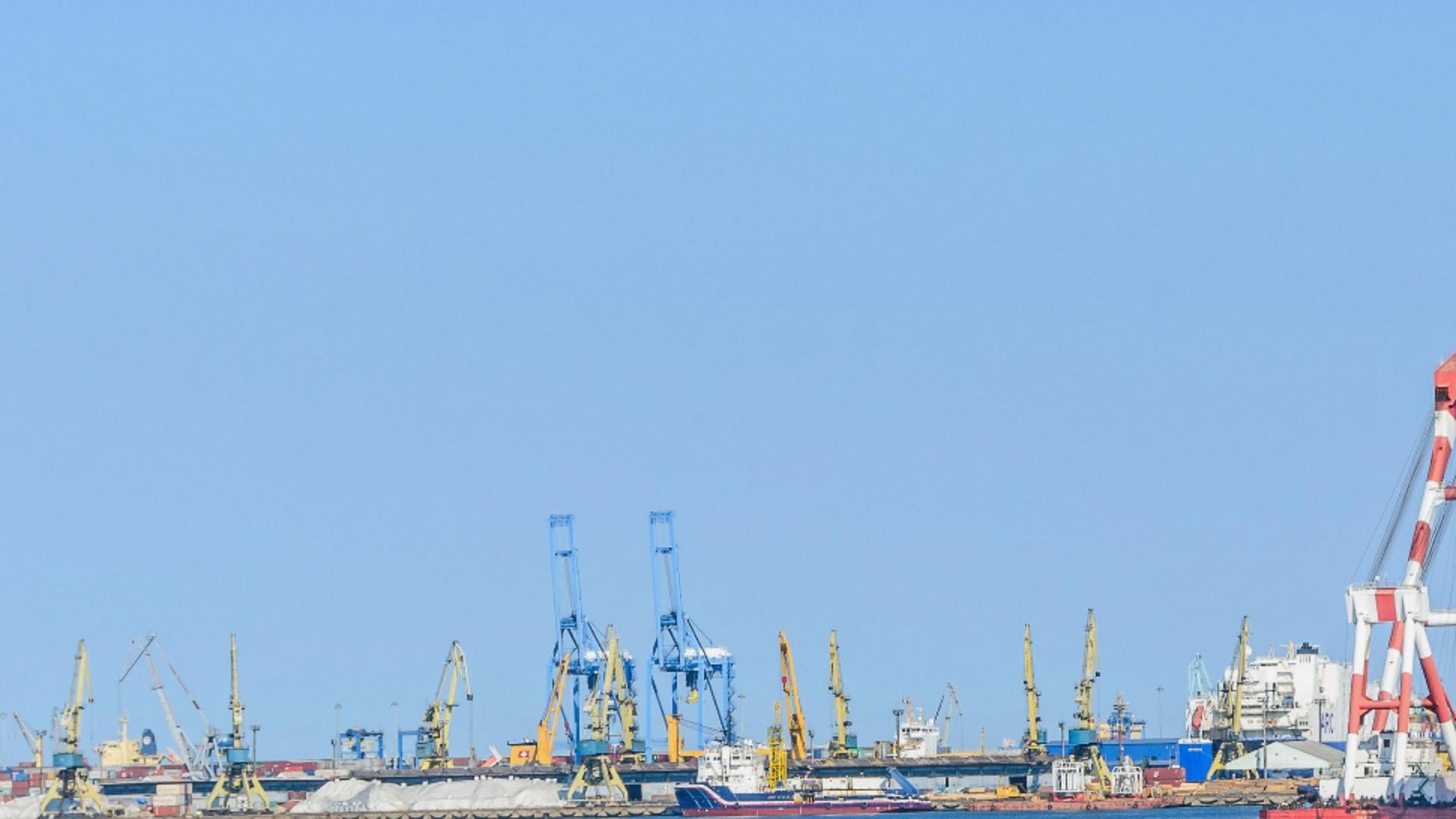Un muncitor din Portul Constanța a murit după ce a căzut peste el un palet cu lemne. Foto/Profimedia