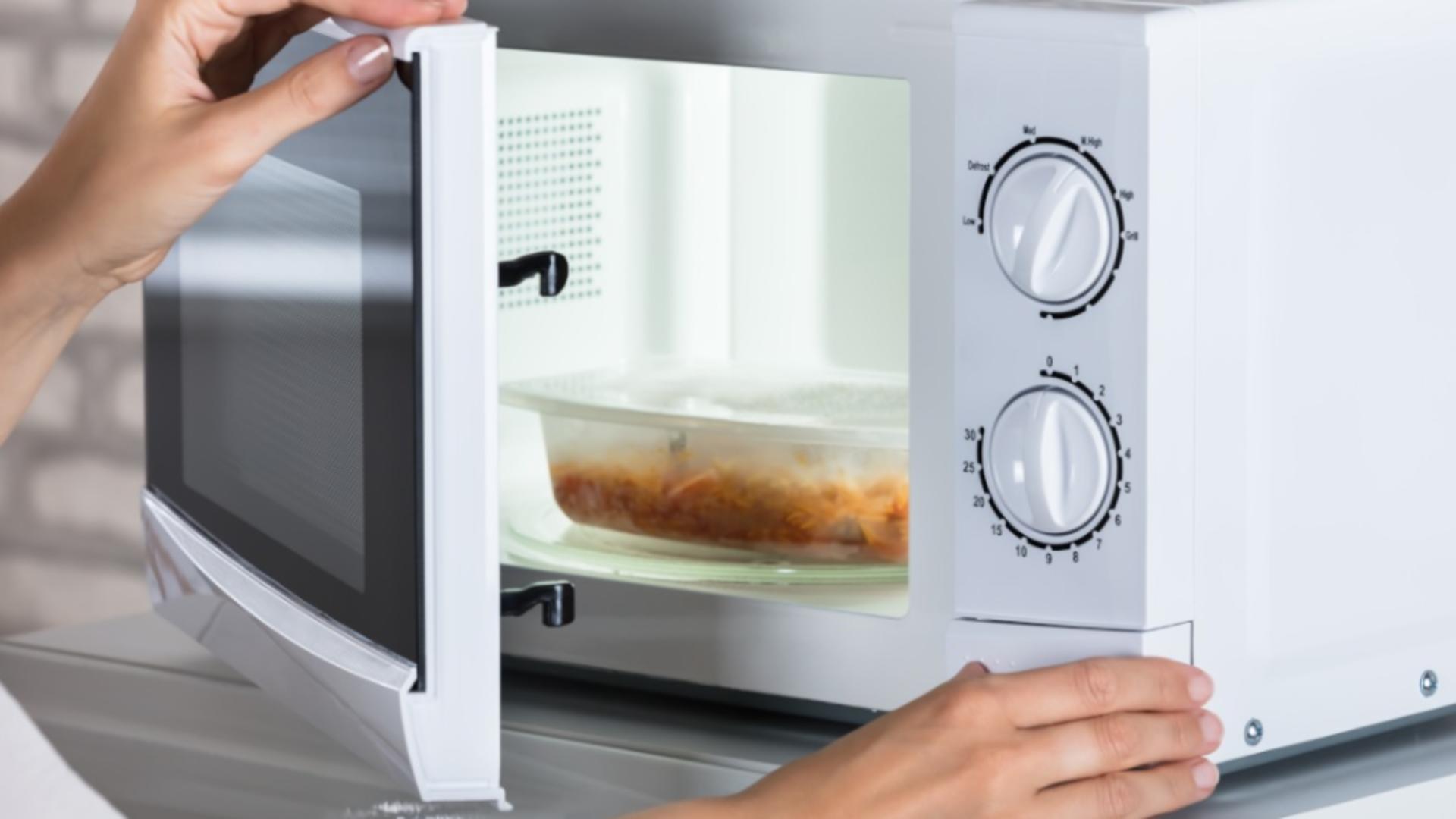 Alimentele pe care să NU le încălzeşti niciodată în cuptorul cu microunde