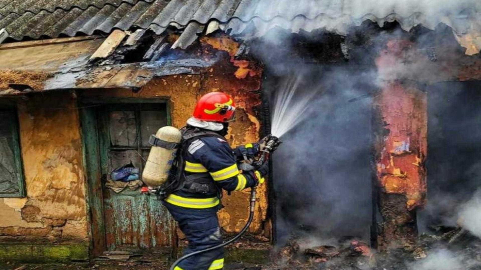 Incendiu VIOLENT în Prahova! Un bărbat carbonizat, descoperit în propria casă