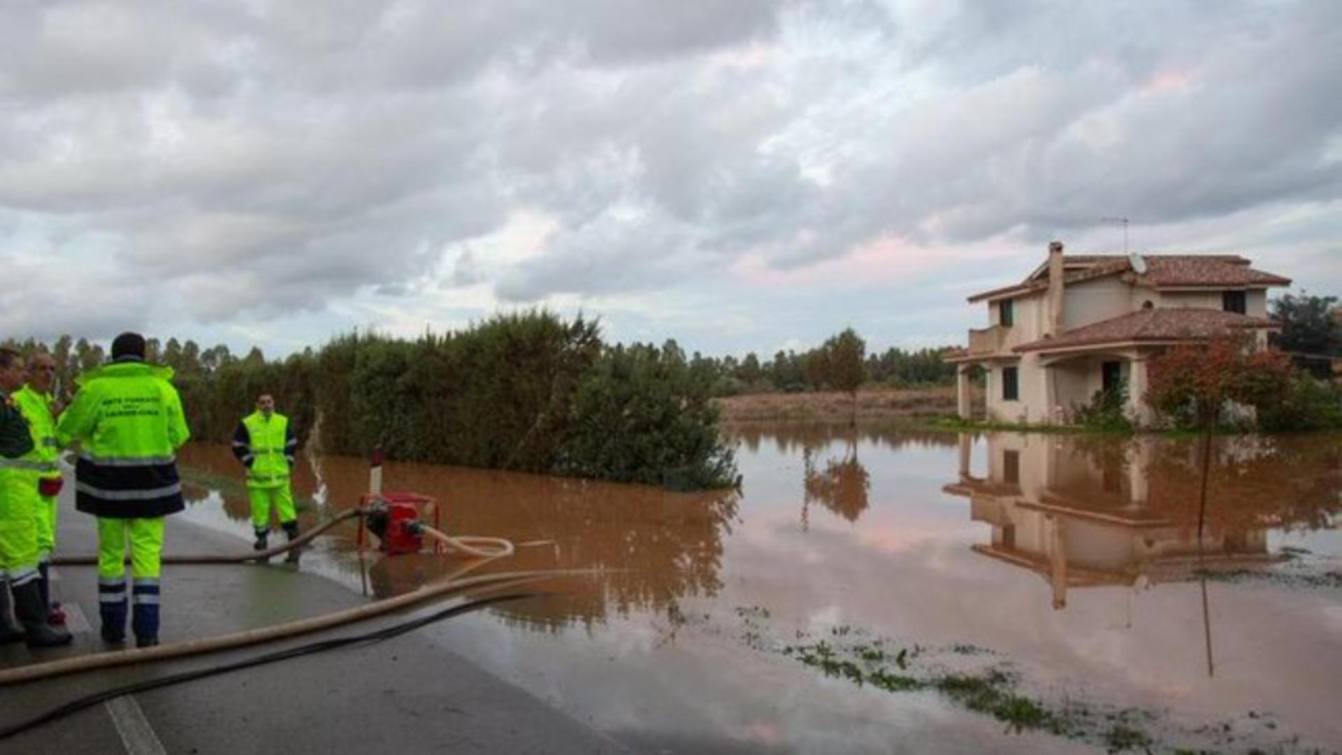 Furtunile fac ravagii în Sardinia! 1 MORT și zeci de persoane, izolate după inundații