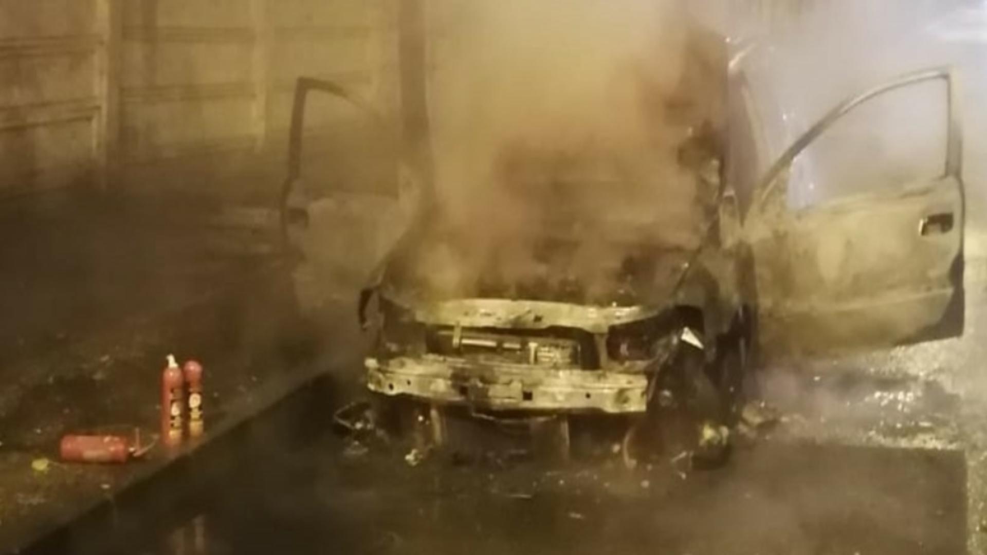 Mașină făcută SCRUM după ce a fost cuprinsă de flăcări în centrul Craiovei Foto: ISU Dolj