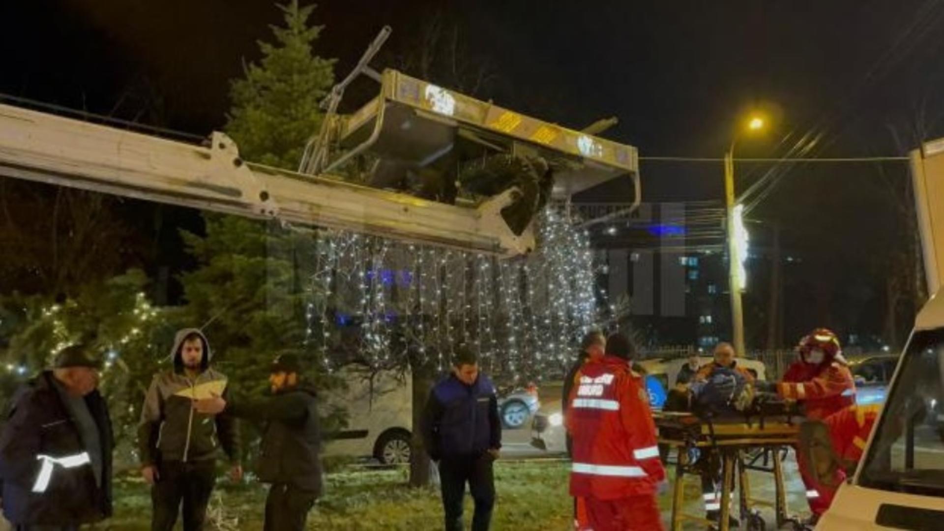 Doi muncitori, răniți în timp ce montau decorațiuni de Crăciun / Foto: monitorulsv.ro