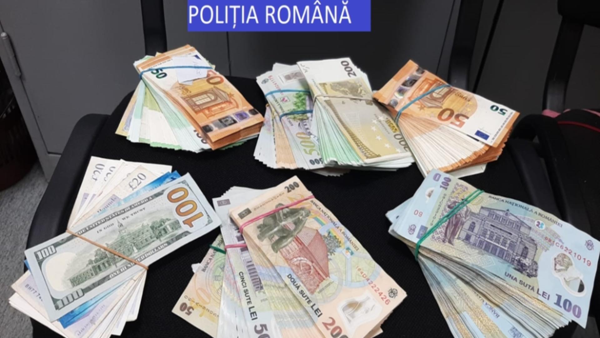 Percheziții ample în Mureș! Peste 55.000 de euro, arme, trofee, confiscate de polițiști