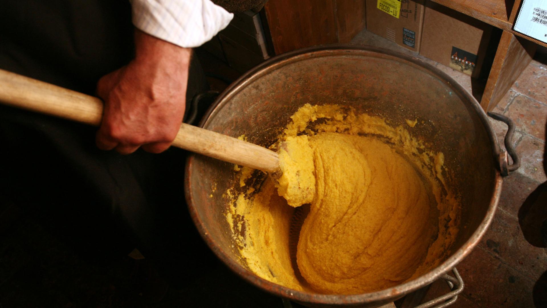 Cum să faci mămăliga pentru a nu avea cocoloașe / Foto: Profi Media