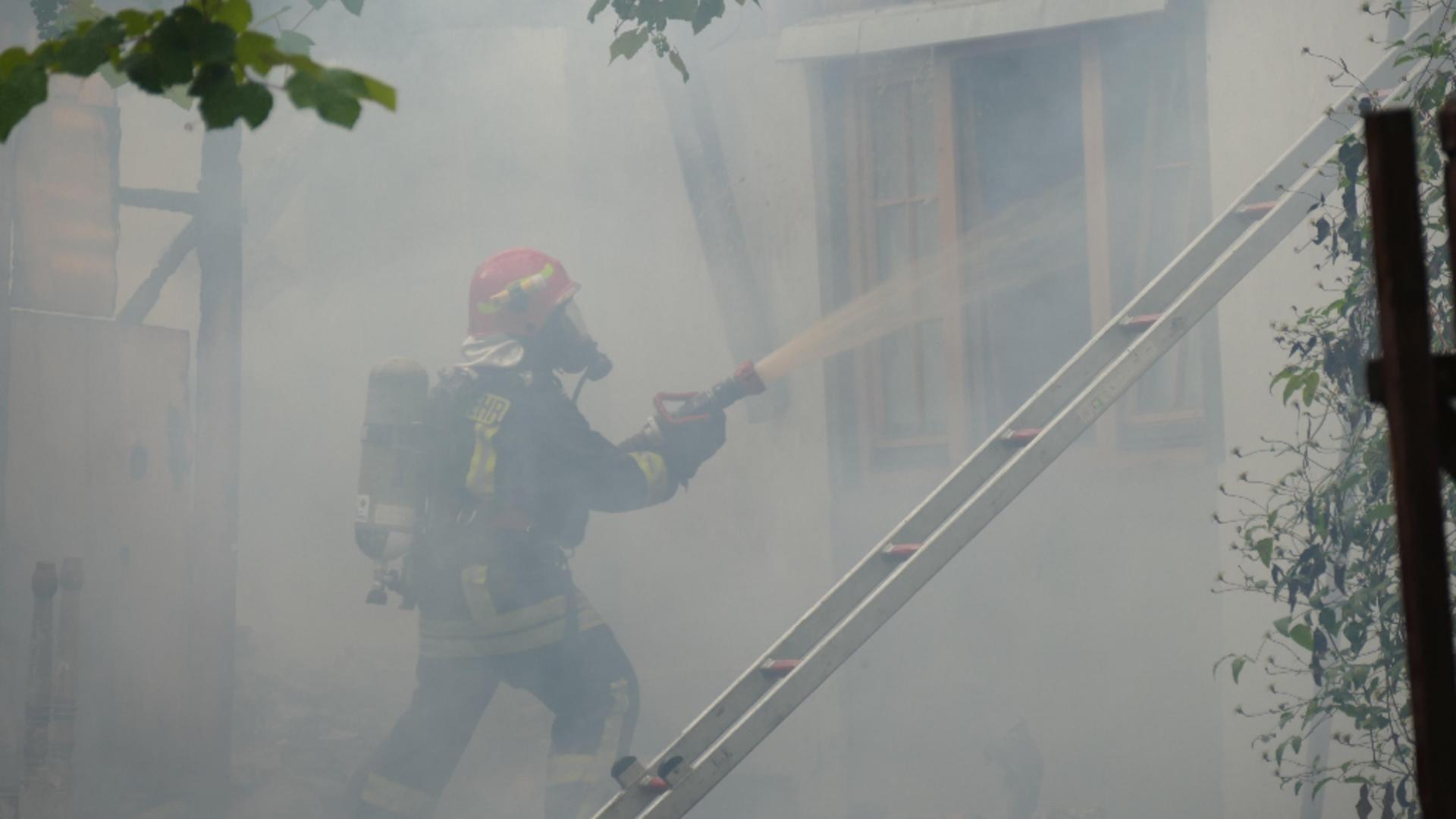 Incendiu violent într-un bloc din Botoșani. Foto: Profi Media