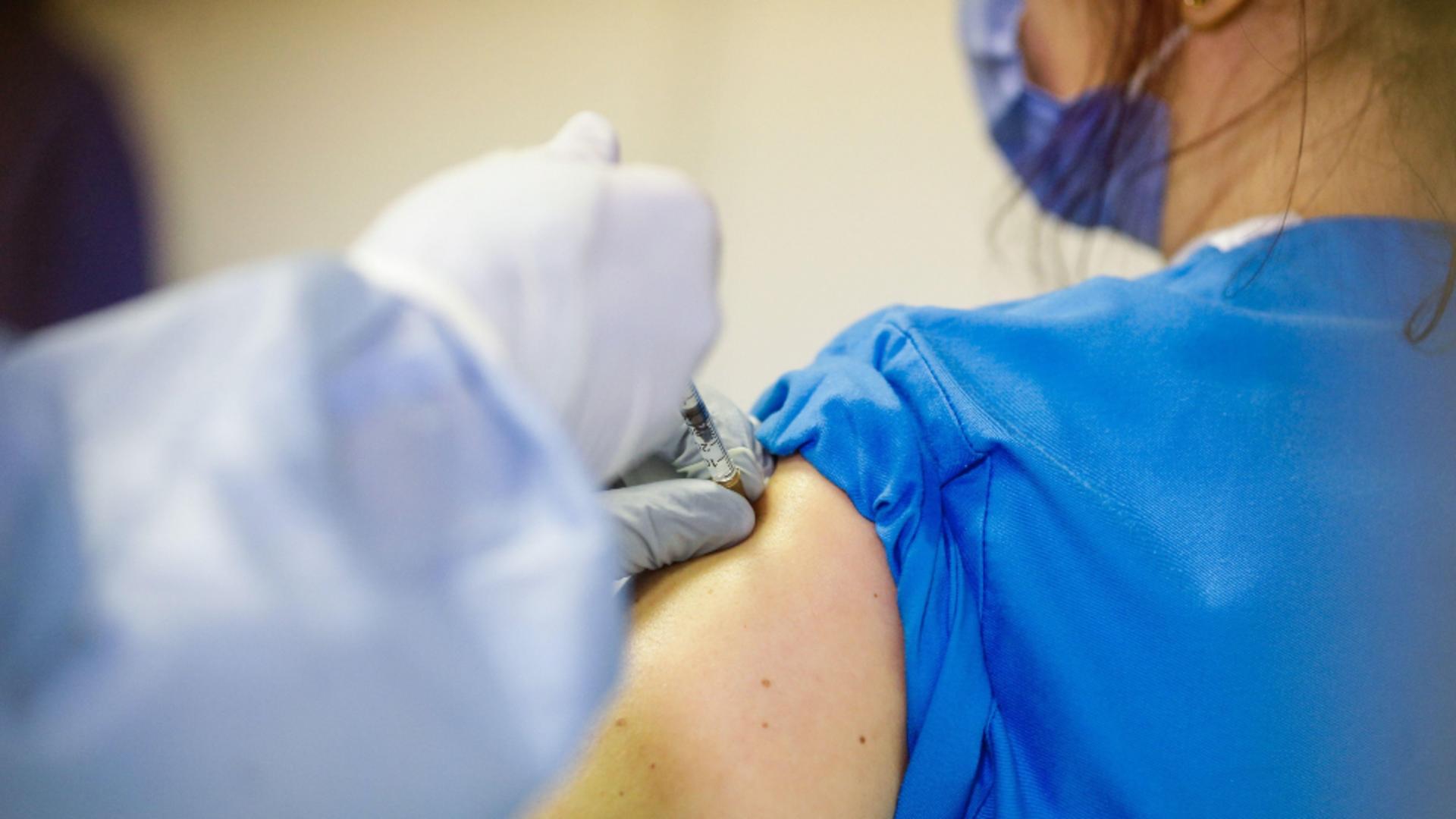 Vaccinații au primit tichete de masă, în Vrancea. Foto: Profi Media